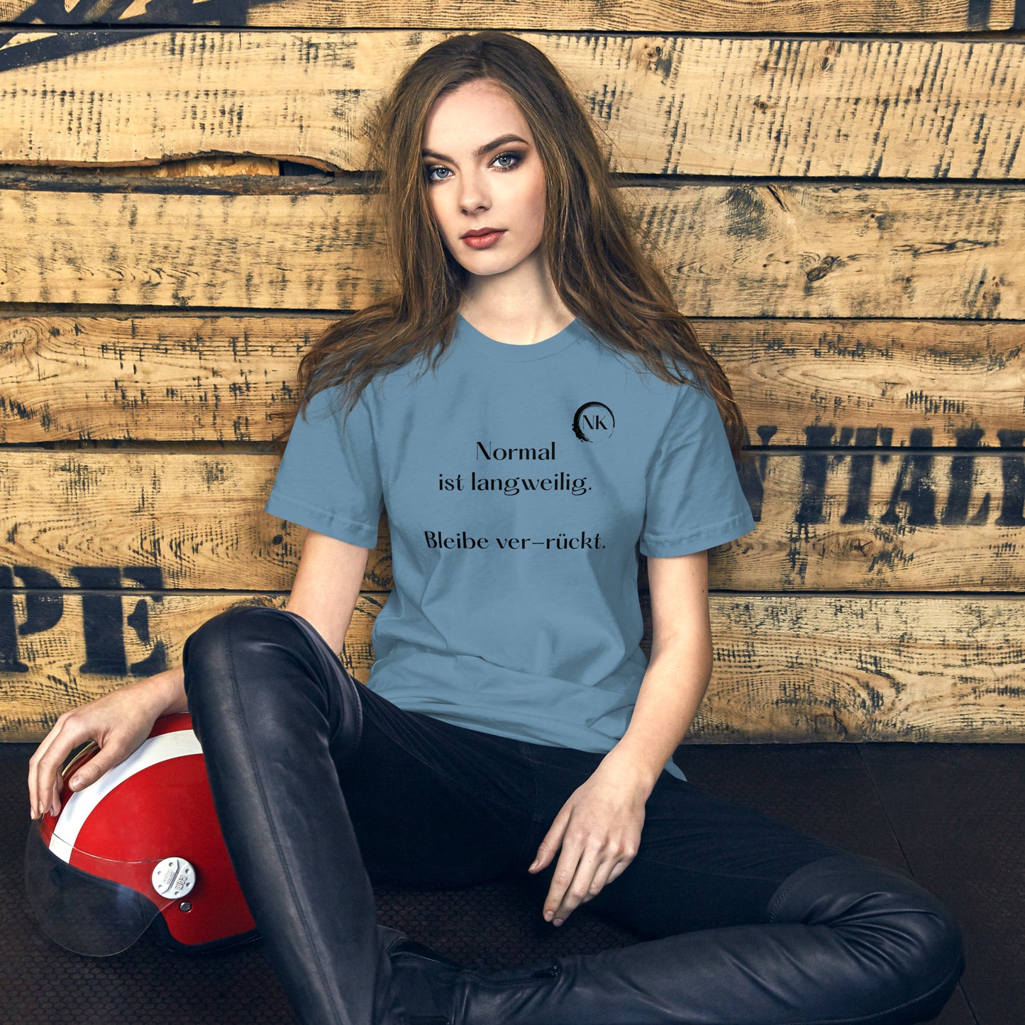 Normal ist langweilig. Bleibe ver-rückt. Unisex T-Shirt.